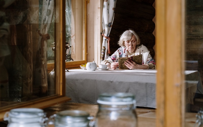 women reading glasses